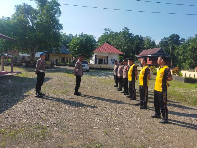 
 Kapolsek Awangpone Berikan Arahan kepada Bhabinkamtibmas Terkait Pembinaan Satkamling