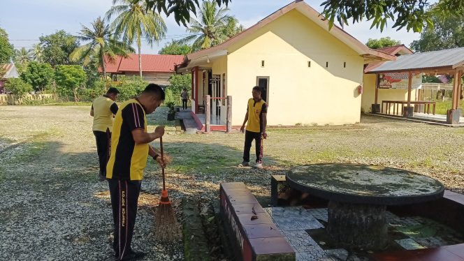 
 Personel Polsek Awangpone Gelar Kerja Bakti di Halaman Mako Dipimpin Langsung Kapolsek