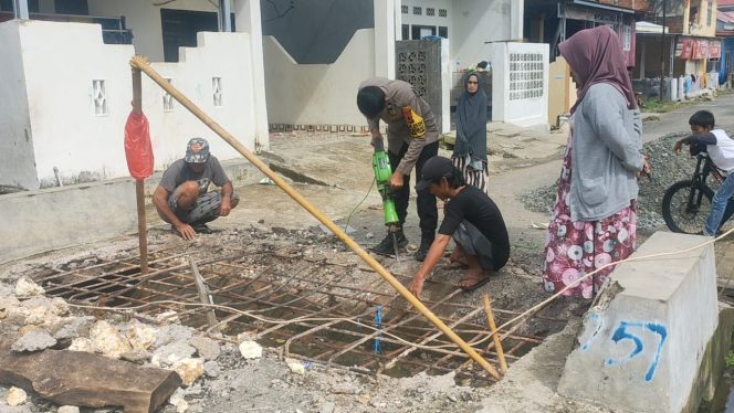 
 Kerja Bakti di Bajoe, Bhabinkamtibmas Ajak Warga Peduli Lingkungan