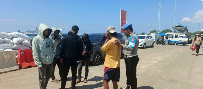 
 Pastikan Situasi Kondusif Sebelum Keberangkatan Kapal, Personil Lakukan Pengamanan