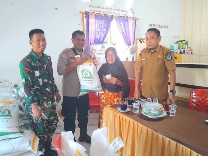 
 Dua Titik Penyaluran Beras di Kecamatan Tanete Riattang Timur, Polisi Aktif di Tengah Warga