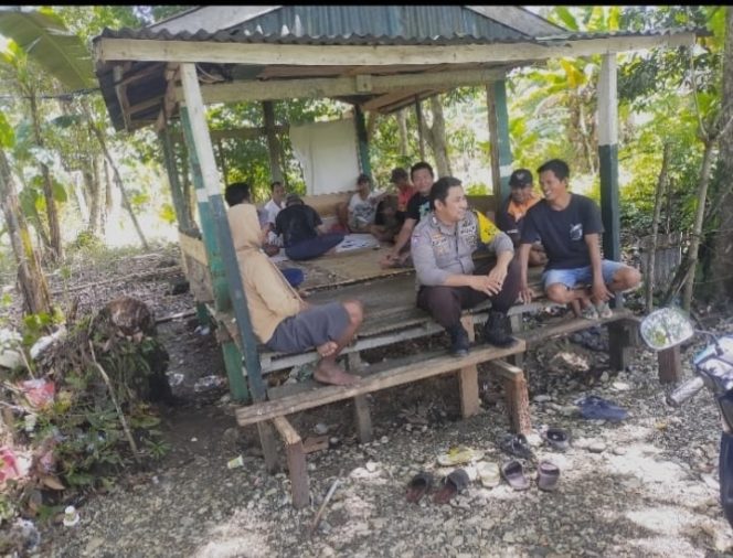 
 Bhabinkamtibmas Desa Mallari Laksanakan Pembinaan Satkamling Di Dusun Nipa