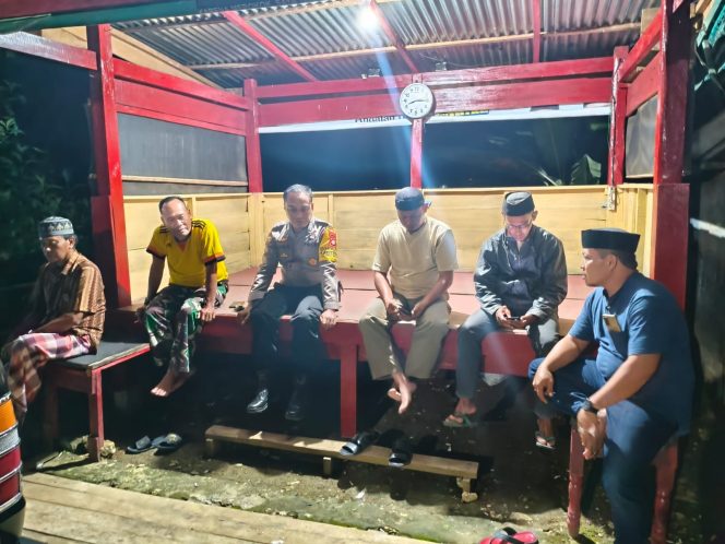 
 ‎Jalin Keakraban dengan Petugas Siskamling, Bhabinkamtibmas Bripka Ilyas Sampaikan Pesan Kamtibmas  ‎
