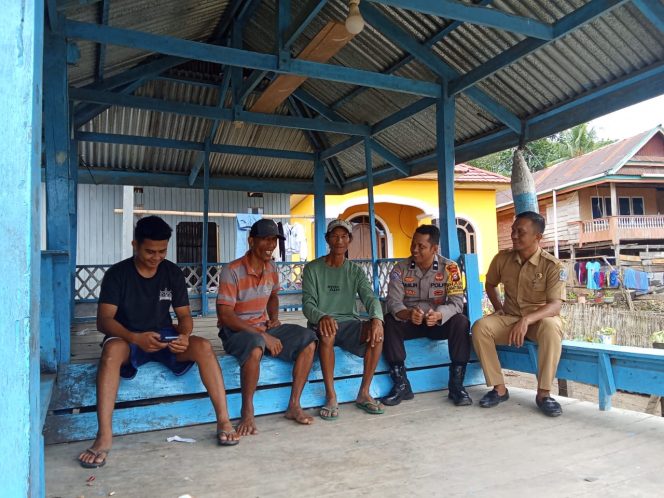 
 Bhabinkamtibmas Melaksanakan Kegiatan Pembinaan Terhadap Satuan Keamanan Lingkungan Yang Berada Di Dusun Polewali