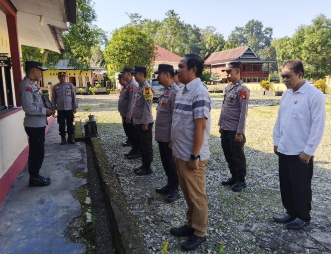 
 Kapolsek Awangpone Berikan Arahan kepada Personel untuk Perkuat Pemantauan dan Pembinaan Satkamling