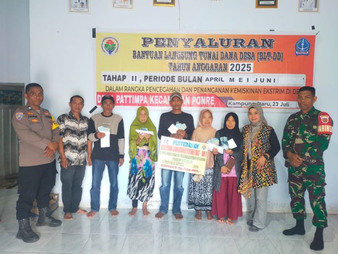 
 Bhabinlamtibmas Polsek Ponre hadir dalam acara penyaluran bantuan langsung tunai yang bersumber dari dana desa didesa Binaannya