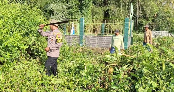 
 Bhabinkamtibmas Desa Matampawalie Bersama Warga Gotong Royong Bersihkan Pemakaman Umum