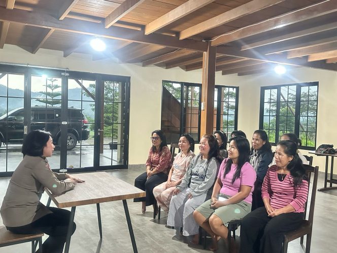 
 Hadir Ditengah Jemaat, Kasubdit Bhabinkamtibmas Terima Curhatan Ibu Ibu