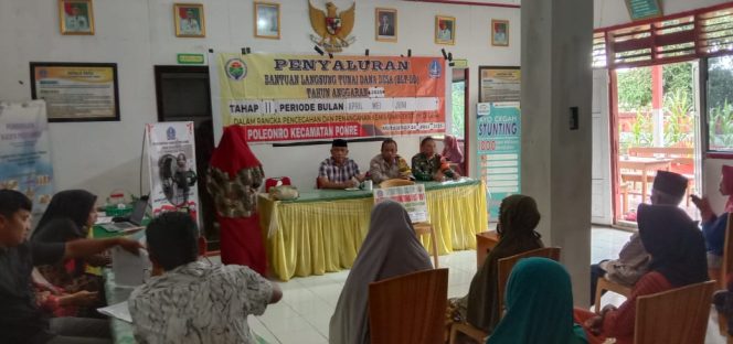 
 Untuk kelancaran penyaluran BLTDD, bhabinkamtibmas Polsek Ponre Bripka Syamsuddin hadir diaula kantor desa Poleonro