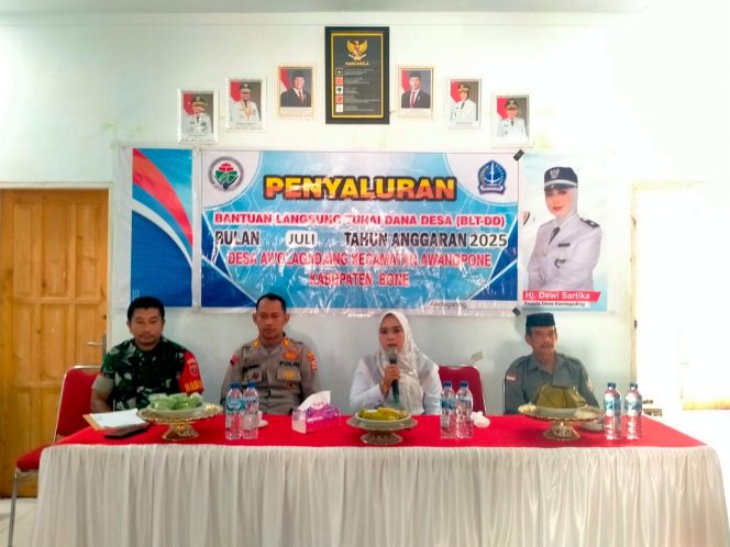 
 Kapolsek Awangpone Penyaluran BLT Dana Desa Bulan Juli 2025 di Desa Awolagading
