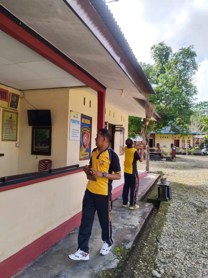 
 Personel Polsek Awangpone Gelar Jum’at Bersih di Mapolsek Dipimpin Langsung Kapolsek