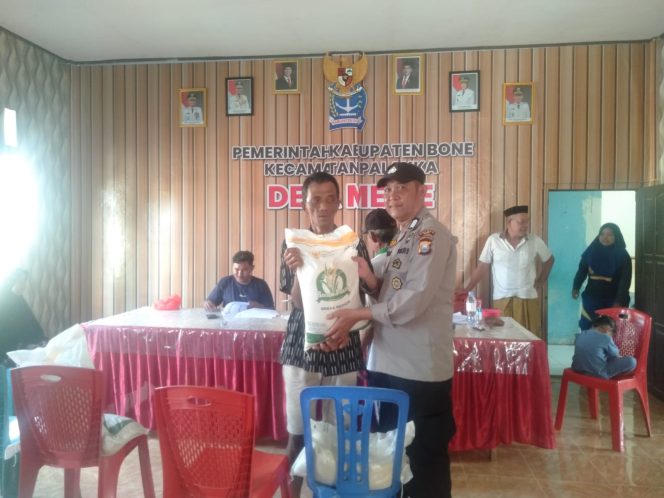 
 ‎Bhabinkamtibmas Bripka Sultan Hadiri Penyaluran Bantuan Beras Pangan CBP di Desa Melle