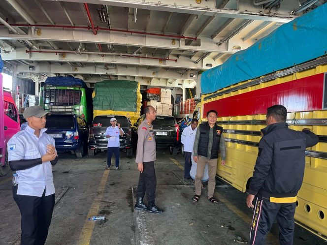 
 Pantau Langsung Jenis Muatan, Kapolsek Lakukan Pemeriksaan Diatas Ferry