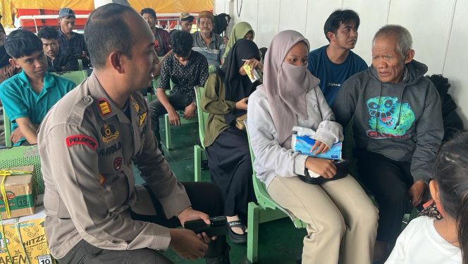 
 Pantau Langsung Kondisi Penumpang DiKapal Ferry, Kapolsek Berikan Edukasi Dan Bersilaturahmi