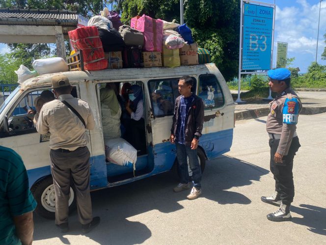 
 Dampingi Karyawan Kapal, Personil Polsek Lakukan Pemeriksaan Kendaraan