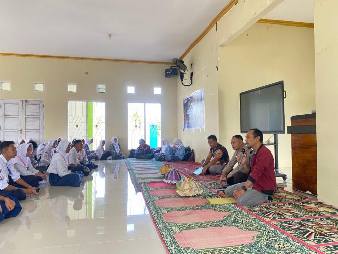 
 Wujud Kepedulian Terhadap Generasi Muda, Polsek Mare Gelar Penyuluhan Hukum Di Sekolah
