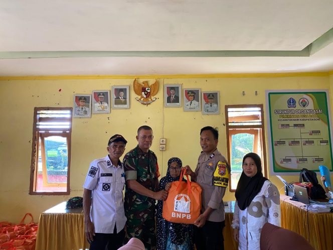 
 Bhabinkamtibmas Hadiri Penyaluran Bantuan BNPB Kepada Warga Terdampak di Desa Data