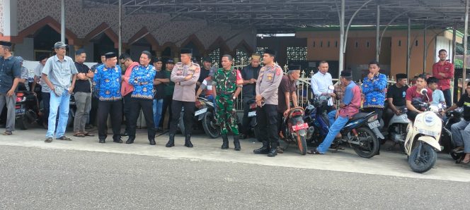 
 ‎Personel Polsek Palakka Lakukan Pengamanan di Rumah Duka Camat Palakka yang Meninggal Dunia