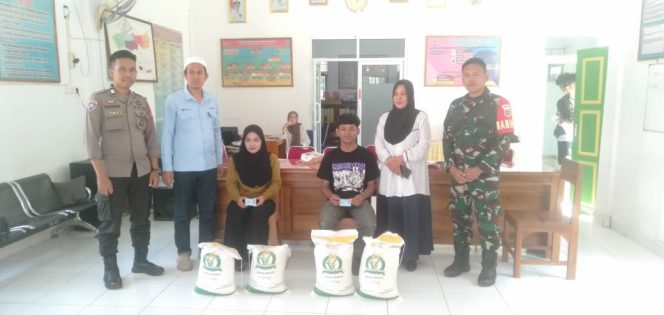 
 Polsek Awangpone Penyaluran Beras Bantuan Pangan di Aula Kantor Desa Pacing