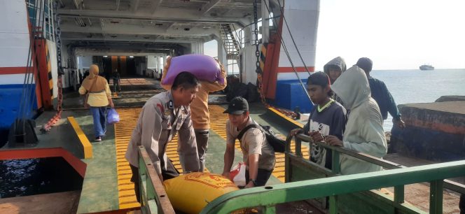 
 Bantu Salah Satu Penumpang Di Rumpdoor Kapal Ferry, Personil Berikan  Pelayanan Saat Keberangkatan Kapal