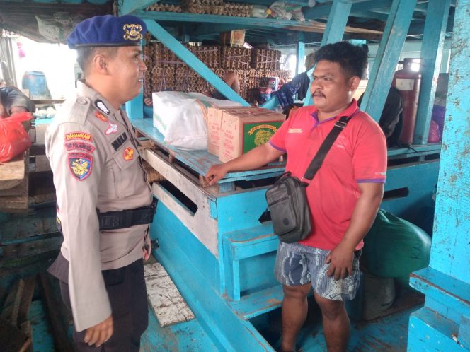 
 Cegah Gangguan Kamtibmas, Anggota Piket Satpolairud Polres Bone Pantau Aktivitas Di Pelabuhan Rakyat Bajoe
