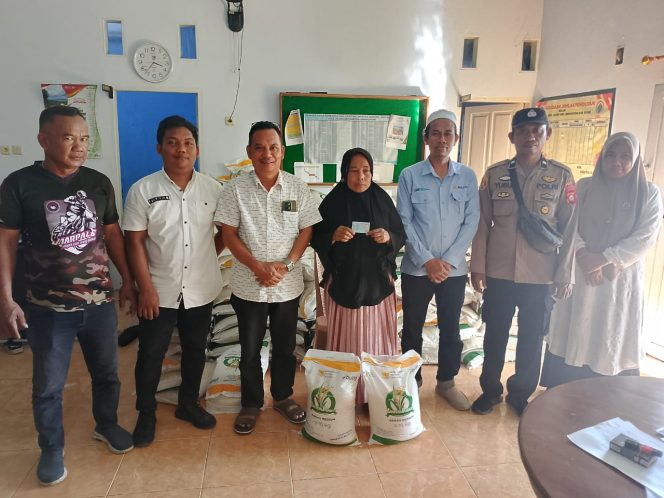 
 Polsek Awangpone Penyaluran Bantuan Pangan periode Juli 2025 di Desa Latekko
