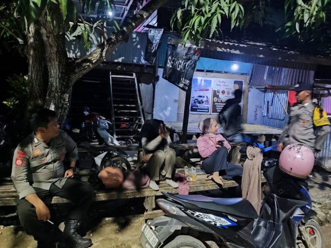 
 ‎Pelihara Kamtibmas Di Malam Hari, Polsek Cenrana Rutin Melaksanakan Patroli