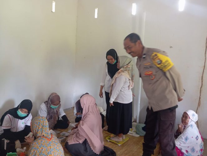 
 Bhabinlamtibmas Polsek Ponre melaksanakan pendampingan puskesmas keliling didesa Binaannya