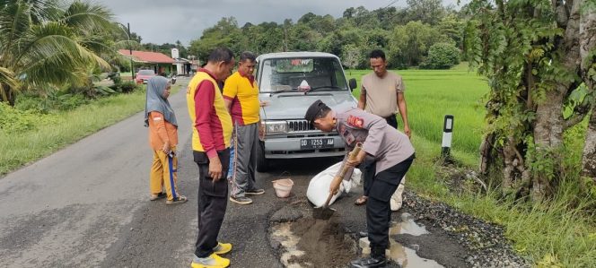 
 Peduli Keselamatan pengguna jalan, Kapolsek Tonra Iptu H.Yulhaidir S.sos, bersama Anggotanya tambal lobang di Jalan Poros Bone Sinjai Kl 45
