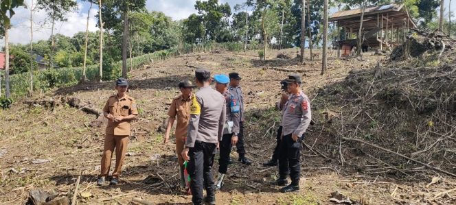 
 KAPOLSEK TONR A LAKUKAN  KUNJUGAN DI LOKASI PENANAMAN JAGUNG ,POLSEK TONRA, POLRES BONE