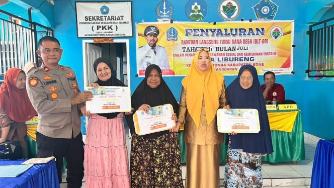 
 Kapolsek Tonra, Hadiri Pembagian BLT DD, Polres Bone
