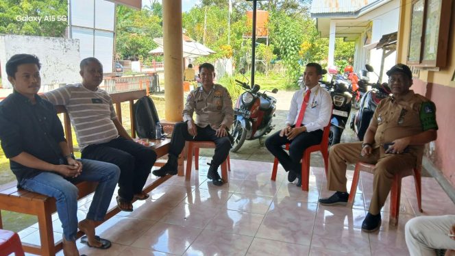 
 ‎Bhabinkamtibmas Bripka Junaid Bincang Ringan dengan Sekcam Palakka, Perkuat Sinergitas dan Kamtibmas