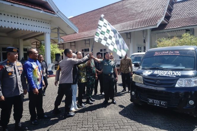 
 Kapolres Bone Hadiri Pelepasan dan Pendistribusian 2 Ton Beras Bersama Seri ke-75 oleh Paskas dan Forkopimda