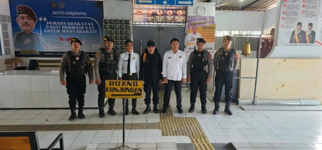 
 Tim Patroli Sat Samapta Sambangi Lapas Kelas II A Watampone dan berikan Himbauan ke Pegawai Lapas