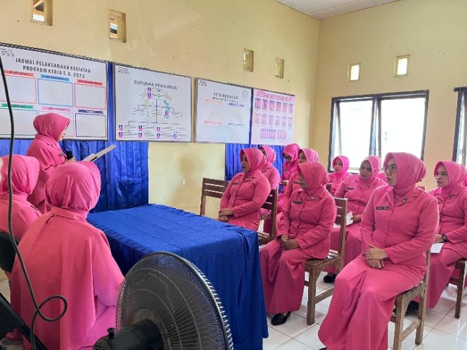 
 Pertemuan Rutin rutin Bhayangkari Ranting Sibulue berlangsung hangat dan penuh kekeluargaan