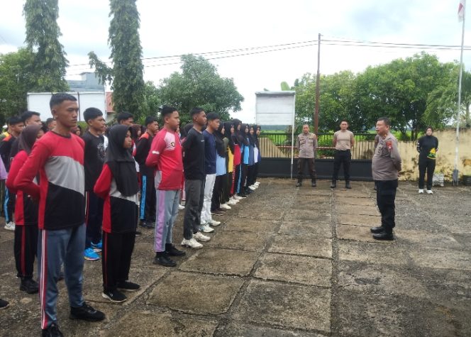 
 Arahan kapolsek sibulue kepada calon paskibra kecamatan sibulue