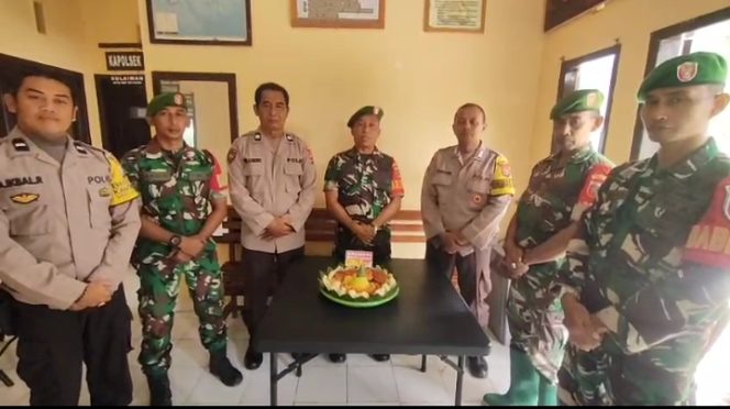 
 Koramil beri kejutan nasi tumpeng ke polsek ponre dalam rangka HUT Bhayangkara ke-79