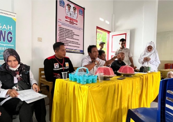 
 Sosialisasi Sekolah Rakyat dan Penyaluran Bansos di Waetuwo, Bhabinkamtibmas Hadir Tunjukkan Kepedulian