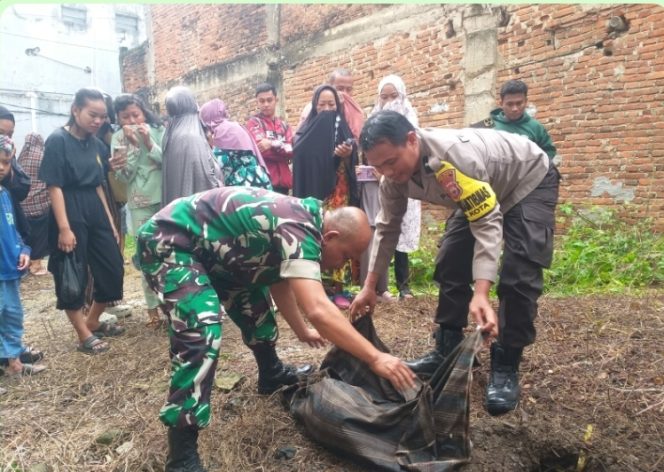 
 Bhabinkamtibmas Gali Tanah, Temukan Bayi Tak Bernyawa di Lorong BTC