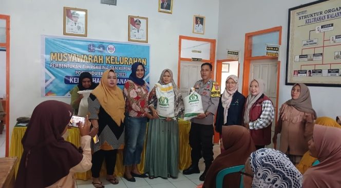 
 96 KK Terima Bantuan Beras, Bhabinkamtibmas Walannae Turut Kawal Penyaluran