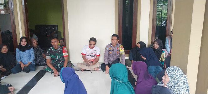
 Bhabinkamtibmas Polsek Barebbo Bersama Babinsa Sambangi Ibu-ibu, Sampaikan Imbauan Kamtibmas