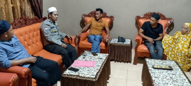 
 Bhabinkamtibmas Polsek Barebbo Sambangi Warga Desa Sugiale, Sampaikan Imbauan Kamtibmas