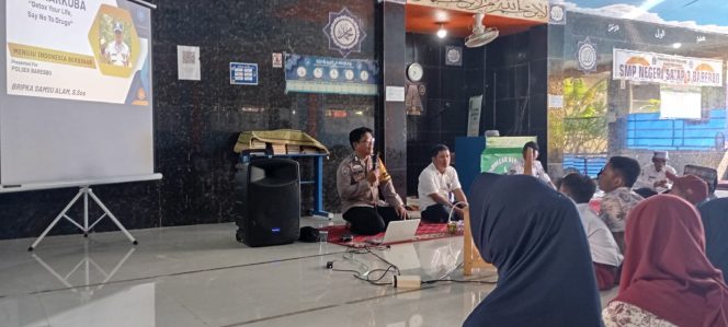 
 Bhabinkamtibmas Polsek Barebbo Gelar Penyuluhan Hukum tentang Narkoba, Miras, dan Rokok di SMPN 3 SATAP Barebbo