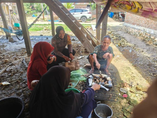 
 Ibu Polwan Polsek Barebbo Aktif Laksanakan DDS di Desa Samaelo untuk Pererat Hubungan dengan Warga