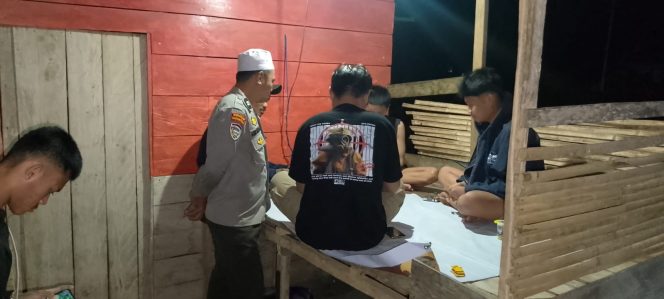 
 Jaga Kamtibmas Di Desa Binaannya, Bhabinkamtibmas Polsek Barebbo Laksanakan Pembinaan Satkamling