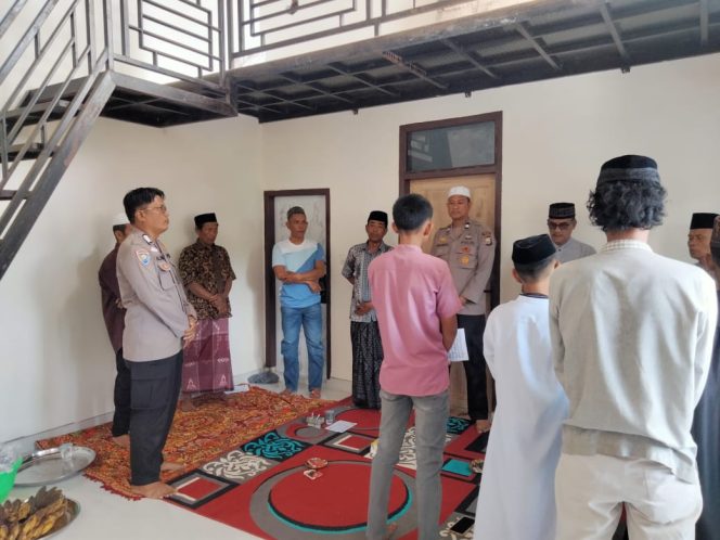 
 Polisi Hadiri Acara Syukuran Warga di Desa Lampoko, Wujud Kedekatan dengan Masyarakat