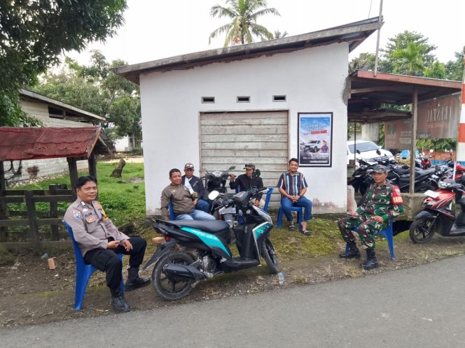 
 BHABINKAMTIBMAS BRIPKA SAMSU ALAM BERSAMA BABINSA GELAR PATROLI DIALOGIS DI DESA BACU, ANTISIPASI MARAKNYA AKSI PENCURIAN