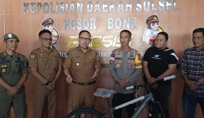 
 Wakil Bupati Bone Serahkan Hadiah kepada Personel Polres Bone yang Gagalkan Kasus Penculikan Anak