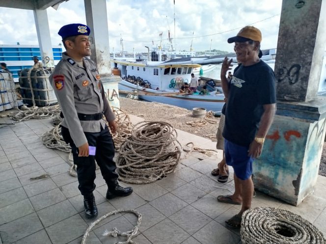 
 Pantau Situasi Kamtibmas, Personel Piket Satpolairud Polres Bone Sapa Nelayan Di PPI Lonrae