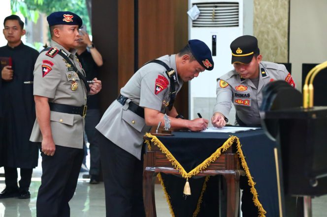 
 Kapolda Sulsel Pimpin Upacara Sertijab dan Pelantikan Pejabat Utama serta Kapolres Jajaran Polda Sulsel